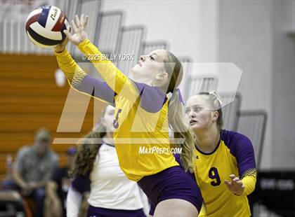 Thumbnail 3 in Grand Saline vs Edgewood photogallery.