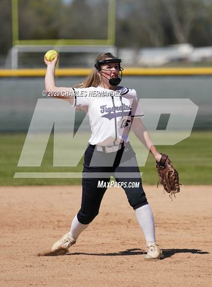 Thumbnail 3 in Rice Consolidated vs. Thrall (Caldwell Tournament) photogallery.