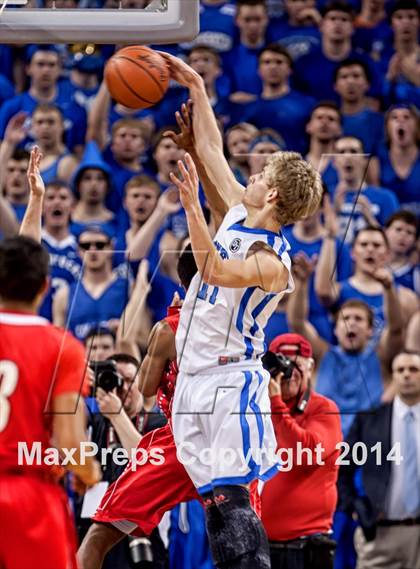 Thumbnail 1 in Holmes vs Covington Catholic (KHSAA Ninth Region Final) photogallery.