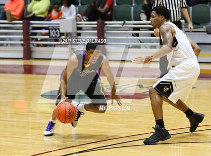 Thumbnail 1 in Scotlandville vs Edna Karr (Allstate Sugar Bowl Classic) photogallery.
