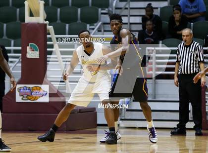 Thumbnail 2 in Scotlandville vs Edna Karr (Allstate Sugar Bowl Classic) photogallery.