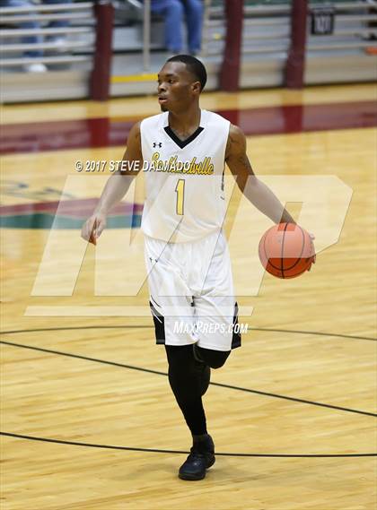 Thumbnail 2 in Scotlandville vs Edna Karr (Allstate Sugar Bowl Classic) photogallery.