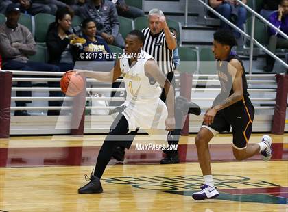 Thumbnail 1 in Scotlandville vs Edna Karr (Allstate Sugar Bowl Classic) photogallery.