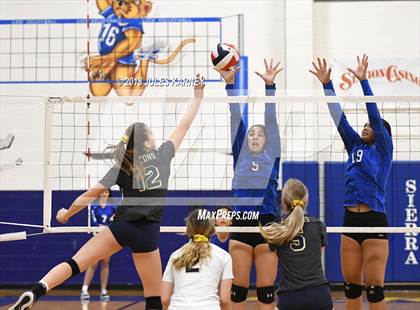 Thumbnail 2 in Foothill vs Sierra Vista photogallery.