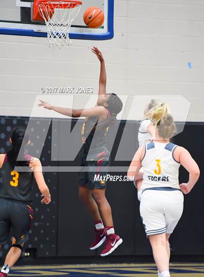 Thumbnail 2 in Gilbert vs. Clovis West (Nike Tournament of Champions) photogallery.