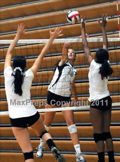 Thumbnail 2 in Vista Murrieta vs. Harvard-Westlake (Durango Fall Classic) photogallery.