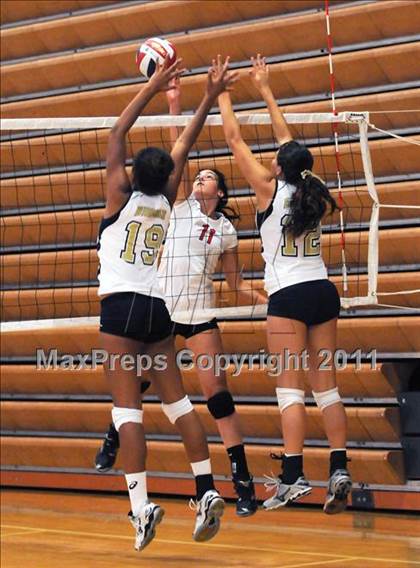Thumbnail 3 in Vista Murrieta vs. Harvard-Westlake (Durango Fall Classic) photogallery.