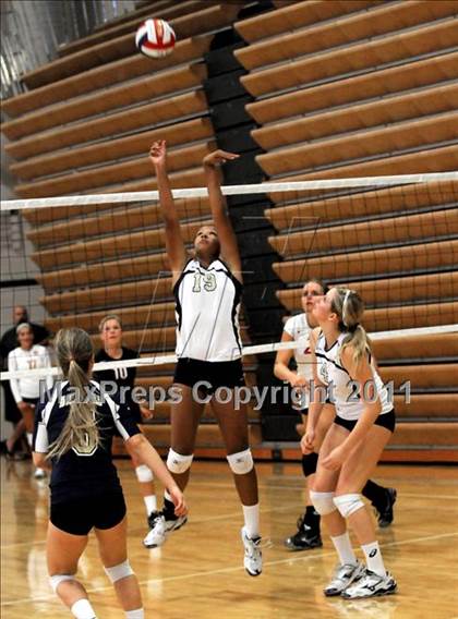 Thumbnail 2 in Vista Murrieta vs. Harvard-Westlake (Durango Fall Classic) photogallery.