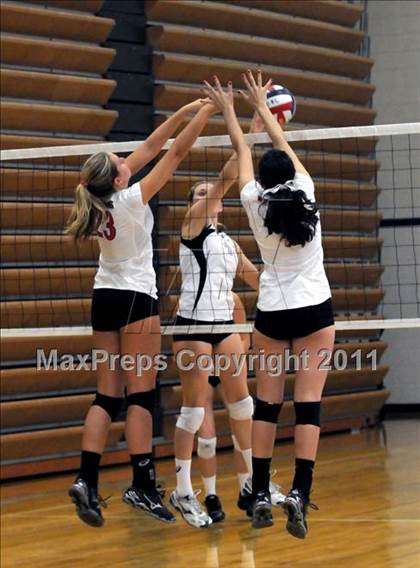 Thumbnail 3 in Vista Murrieta vs. Harvard-Westlake (Durango Fall Classic) photogallery.