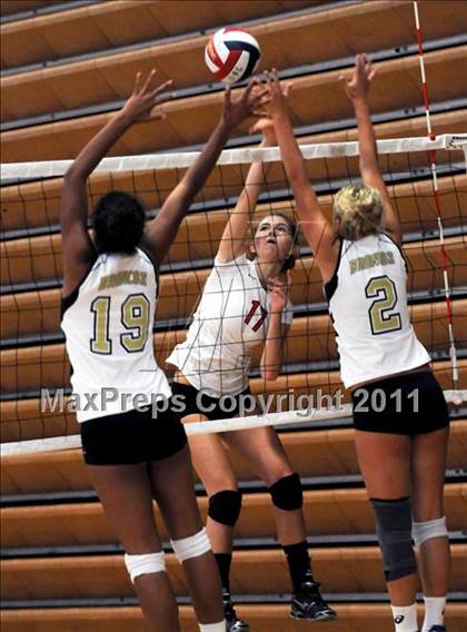 Thumbnail 3 in Vista Murrieta vs. Harvard-Westlake (Durango Fall Classic) photogallery.