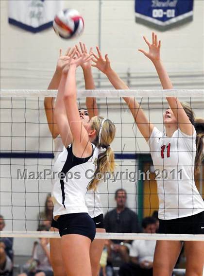 Thumbnail 3 in Vista Murrieta vs. Harvard-Westlake (Durango Fall Classic) photogallery.