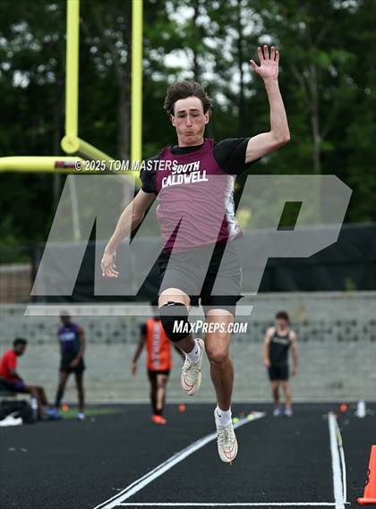Thumbnail 3 in NCHSAA 4A West Regional (Long Jump) photogallery.