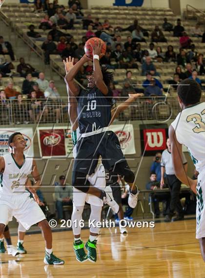 Thumbnail 3 in DeSoto vs. Shoemaker (Whataburger Basketball Tournament) photogallery.