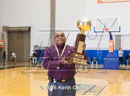 Thumbnail 2 in DeSoto vs. Shoemaker (Whataburger Basketball Tournament) photogallery.