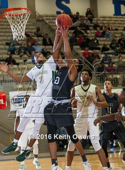 Thumbnail 3 in DeSoto vs. Shoemaker (Whataburger Basketball Tournament) photogallery.