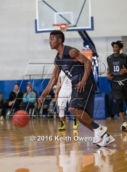 Thumbnail 2 in DeSoto vs. Shoemaker (Whataburger Basketball Tournament) photogallery.