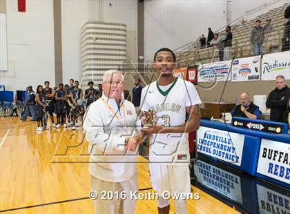 Thumbnail 2 in DeSoto vs. Shoemaker (Whataburger Basketball Tournament) photogallery.