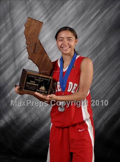 Thumbnail 3 in Carondelet vs. Mater Dei (CIF State D2 Award Photos) photogallery.