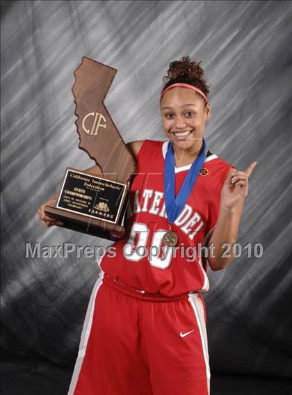 Thumbnail 2 in Carondelet vs. Mater Dei (CIF State D2 Award Photos) photogallery.