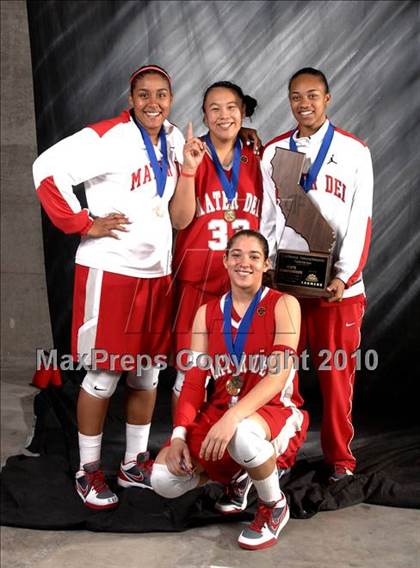 Thumbnail 3 in Carondelet vs. Mater Dei (CIF State D2 Award Photos) photogallery.
