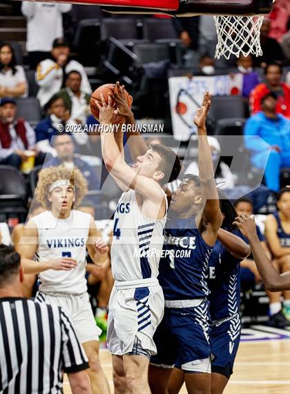 Thumbnail 3 in Venice vs Pleasant Valley (CIF State D3 Final) photogallery.