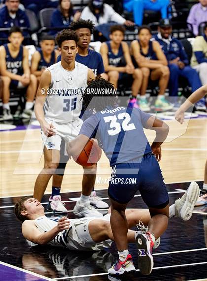 Thumbnail 3 in Venice vs Pleasant Valley (CIF State D3 Final) photogallery.