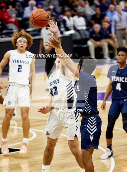 Thumbnail 2 in Venice vs Pleasant Valley (CIF State D3 Final) photogallery.