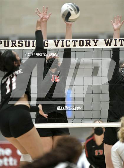Thumbnail 1 in Skyline vs. Santa Clarita Christian (CIF State D5 Final) photogallery.