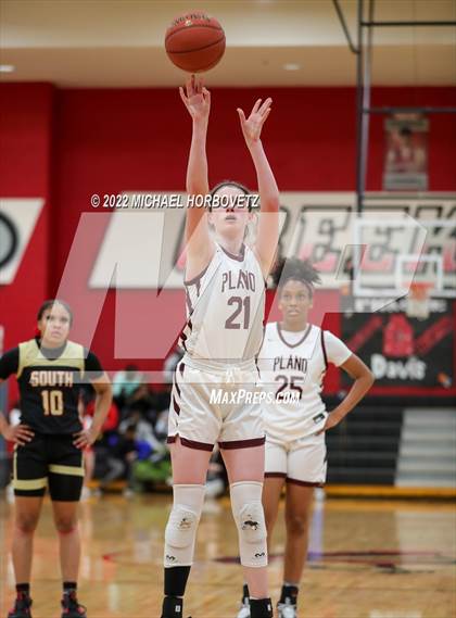 Thumbnail 3 in South Grand Prairie vs. Plano (UIL 6A Area Playoff) photogallery.
