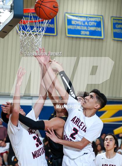 Thumbnail 2 in Arleta vs San Fernando (CIF LACS Division IV Final) photogallery.