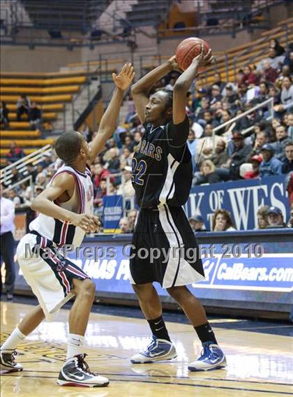 Thumbnail 2 in Salesian vs. Newark Memorial photogallery.