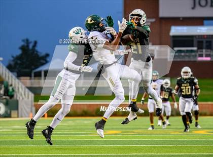 Thumbnail 1 in Longview vs. DeSoto (UIL 6A DII Regional Final) photogallery.
