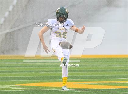 Thumbnail 1 in Longview vs. DeSoto (UIL 6A DII Regional Final) photogallery.