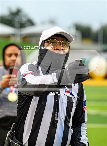 Thumbnail 1 in Longview vs. DeSoto (UIL 6A DII Regional Final) photogallery.