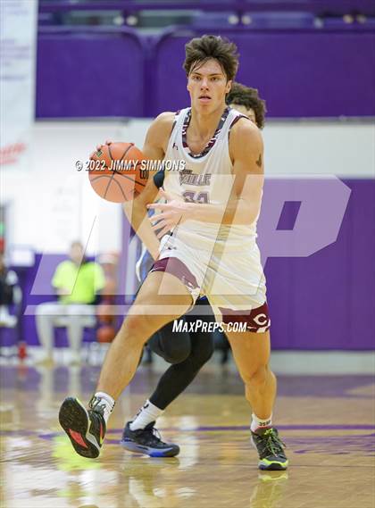 Thumbnail 2 in Quincy vs. Rockford East (Prairie Farms Holiday Classic) photogallery.