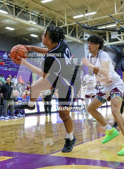Thumbnail 3 in Quincy vs. Rockford East (Prairie Farms Holiday Classic) photogallery.
