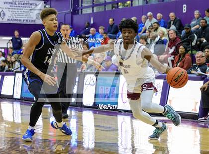 Thumbnail 2 in Quincy vs. Rockford East (Prairie Farms Holiday Classic) photogallery.