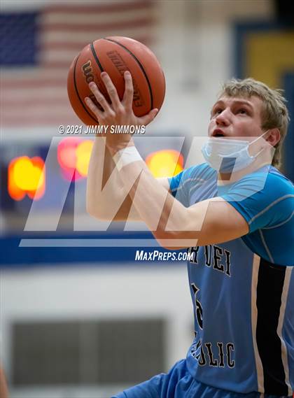 Thumbnail 3 in Mater Dei @ Althoff Catholic photogallery.