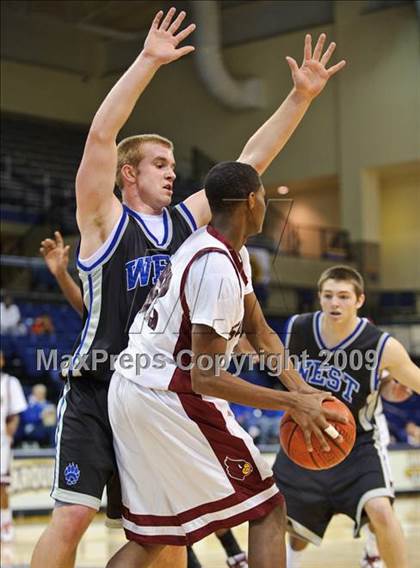 Thumbnail 2 in Milwaukee South vs. Waukesha West (Converse Eastbay Classic) photogallery.