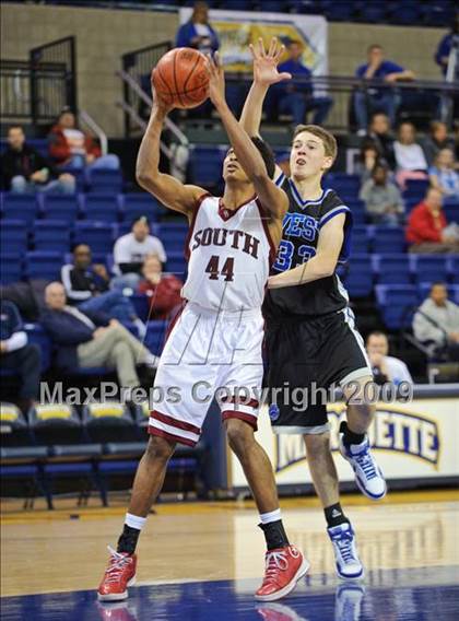 Thumbnail 1 in Milwaukee South vs. Waukesha West (Converse Eastbay Classic) photogallery.