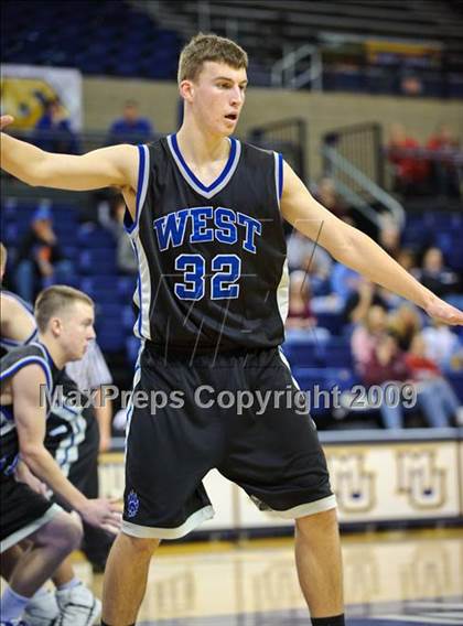 Thumbnail 1 in Milwaukee South vs. Waukesha West (Converse Eastbay Classic) photogallery.