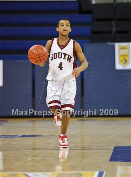 Thumbnail 1 in Milwaukee South vs. Waukesha West (Converse Eastbay Classic) photogallery.