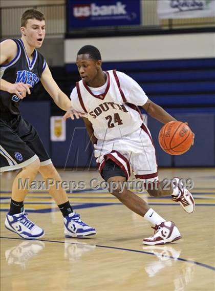 Thumbnail 2 in Milwaukee South vs. Waukesha West (Converse Eastbay Classic) photogallery.