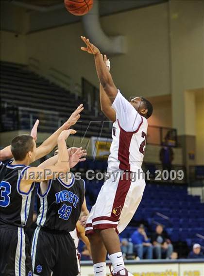 Thumbnail 2 in Milwaukee South vs. Waukesha West (Converse Eastbay Classic) photogallery.