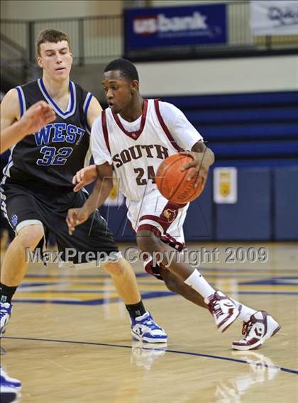 Thumbnail 3 in Milwaukee South vs. Waukesha West (Converse Eastbay Classic) photogallery.