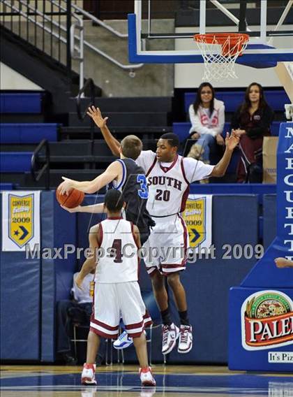 Thumbnail 3 in Milwaukee South vs. Waukesha West (Converse Eastbay Classic) photogallery.