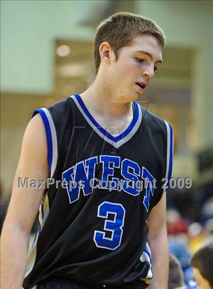 Thumbnail 2 in Milwaukee South vs. Waukesha West (Converse Eastbay Classic) photogallery.