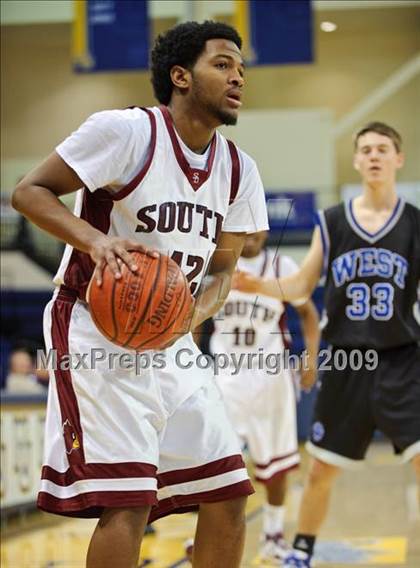 Thumbnail 1 in Milwaukee South vs. Waukesha West (Converse Eastbay Classic) photogallery.