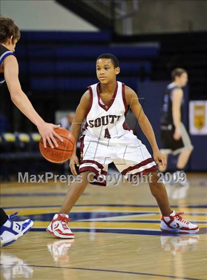 Thumbnail 2 in Milwaukee South vs. Waukesha West (Converse Eastbay Classic) photogallery.