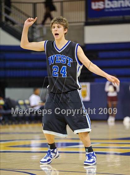 Thumbnail 3 in Milwaukee South vs. Waukesha West (Converse Eastbay Classic) photogallery.